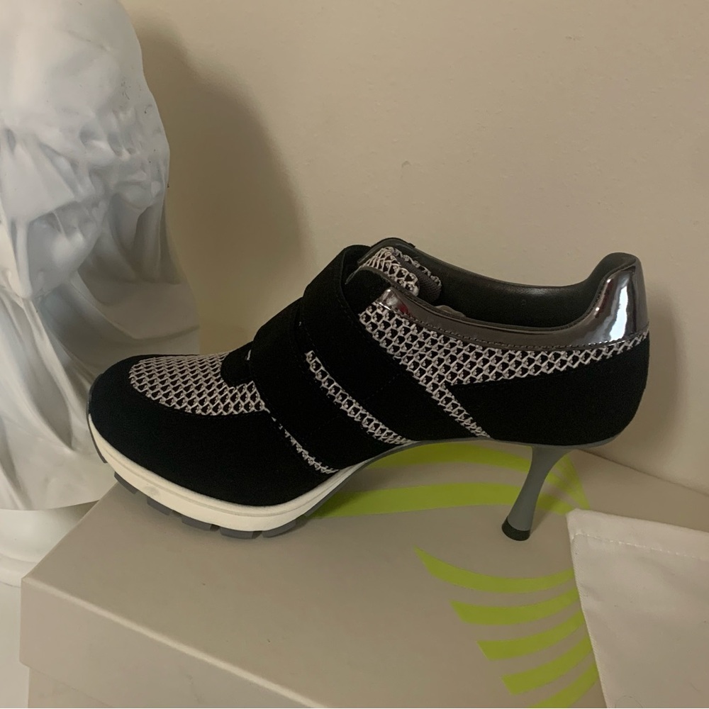 Chic Black and White Women's Sneex The Blake Brand New Currently $545 - Picture 4 of 4